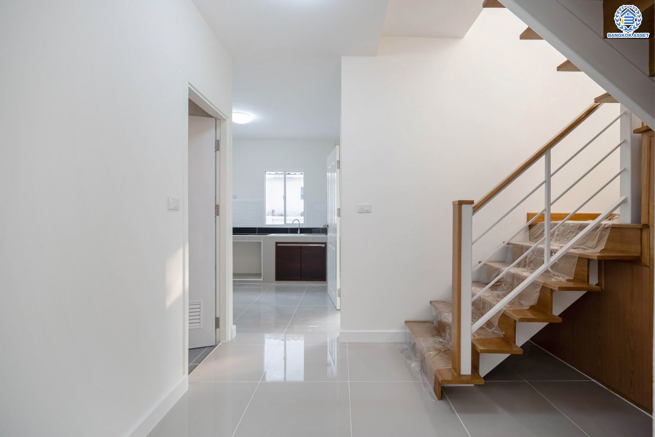 บ้านมือสองตกแต่งใหม่ โครงการ พฤกษาวิลเลจ30 เดอะซีซั่น แจ้งวัฒนะ-ราชพฤกษ์ หลังมุม ทำเลย่านปทุมธานี เนื้อที่ 53 ตร.ว. ฟังก์ชัน 3 ห้องนอน 2 ห้องน้ำ 1 ห้องอเนกประสงค์ จอดรถได้ 2 คัน เดินทางสะดวกสบายเข้า-ออกได้หลายเส้นทาง ใกล้เมืองทองธานี และจุดขึ้นทางด่วน "แจ้งวัฒนะ"